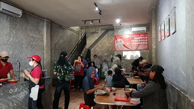 Rela Antre 2 Jam Demi Sepiring Nasi, Begini Kisah Haru di Balik Rumah Makan Gratis Bekasi!